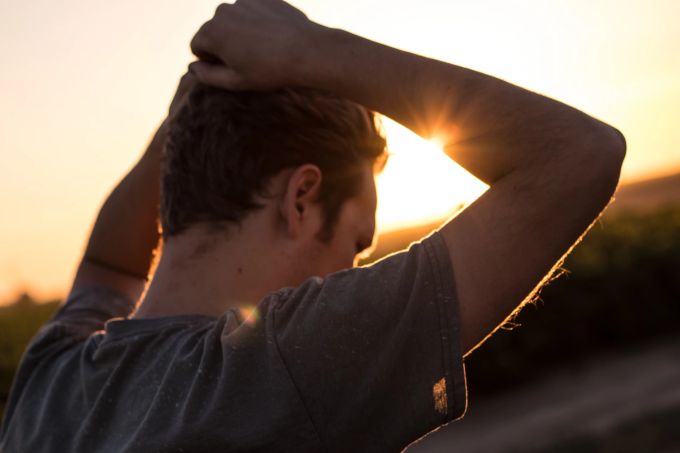 Unsere Gedanken haben einen enormen Einfluss auf unsere Lebensumstände. Mann in Sonnenuntergang