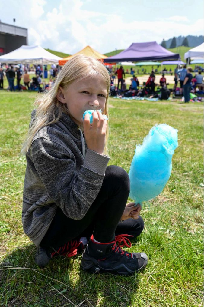 Daria geniesst die Zuckerwatte.