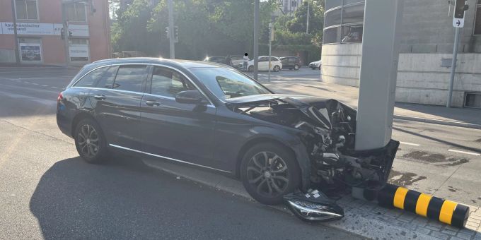 Stadt Schaffhausen: Hoher Sachschaden nach Alleinunfall mit Auto Schaffhausen: Alleinunfall