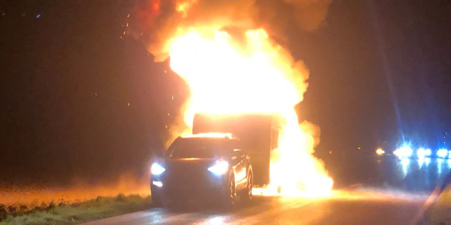 Dottikon: Wohnwagen in Brand