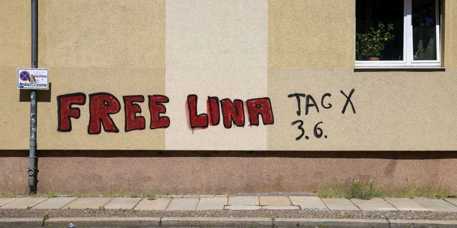 Ein Graffiti «Free Lina 3.6. Tag X» an einem Wohnhaus im Leipziger Süden. Die Polizei erwartet am Samstag den grössten Einsatz seit zwei Jahren.