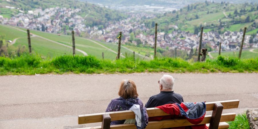 Im vergangenen Jahr sind die Menschen in Deutschland im Schnitt mit 64,4 Jahren in Rente gegangen.