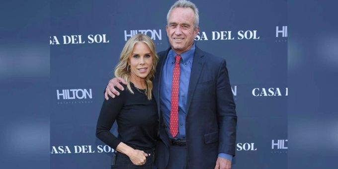 Robert F. Kennedy und seine Frau Cheryl Hines sind seit 2011 ein Paar und seit 2014 verheiratet. Robert F. Kennedy Cheryl Hines