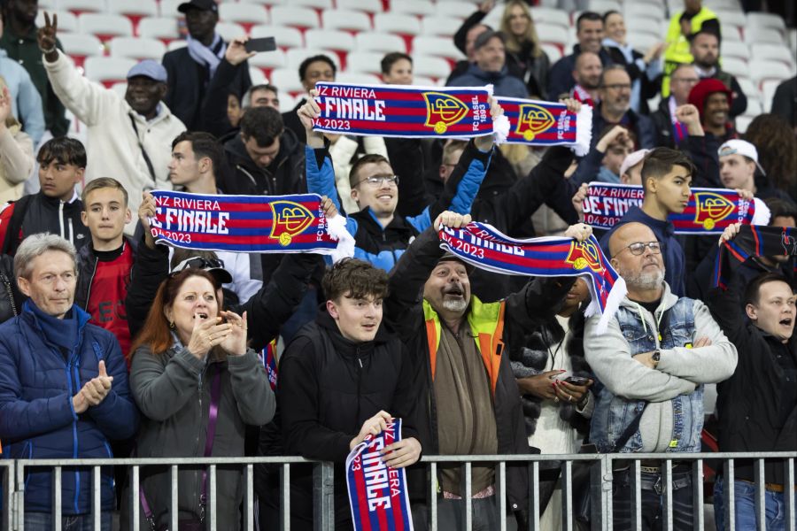 Trotz Verbot besuchten einige Dutzend Fans des FC Basel das Spiel.