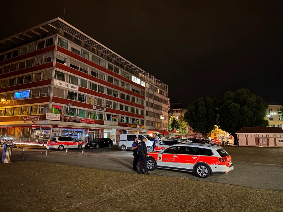 Die Kantonspolizei am Ort des Geschehens in Biel.