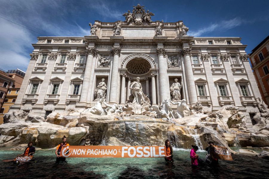 Der Trevi-Brunnen ist mit einer Breite von fast 50 Metern und einer 25 Meter hohen Monumentalfassade aus Travertin der größte und bekannteste Brunnen Roms. Er wurde Mitte des 18. Jahrhunderts im Auftrag von Papst Clemens XII. geschaffen und gilt als eines der berühmtesten Barockbauwerke überhaupt.