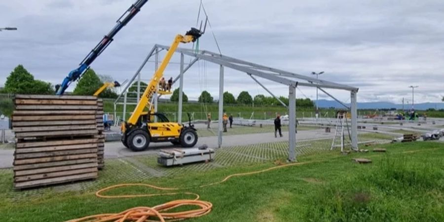 Die Aufbauarbeiten für das Oberaargauische Schwingfest sind in vollem Gange.