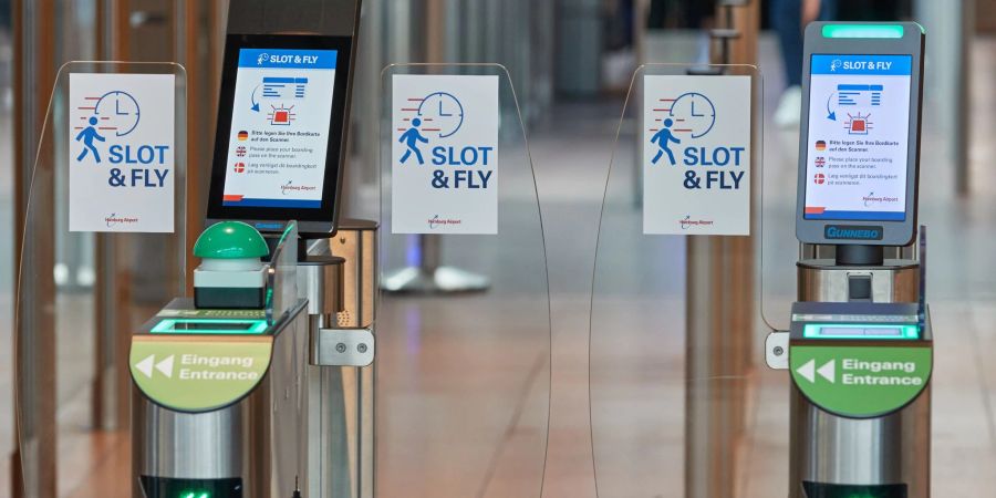 Wer ein Zeitfenster reserviert hat, kann am Flughafen Hamburg durch diesen separaten Zugang zur Sicherheitskontrolle gehen - und so mögliche Warteschlangen umgehen.