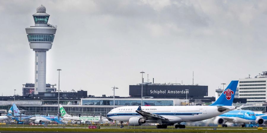 Blick auf den Kontrollturms am Flughafen Schiphol.