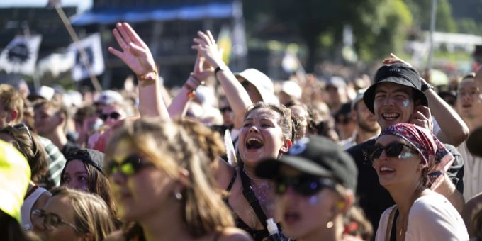 Wird ihnen das Lachen bald vergehen? Schweizer Festival-Besuchende müssen bis zu zehn Prozent mehr für ihr Ticket zahlen. festival