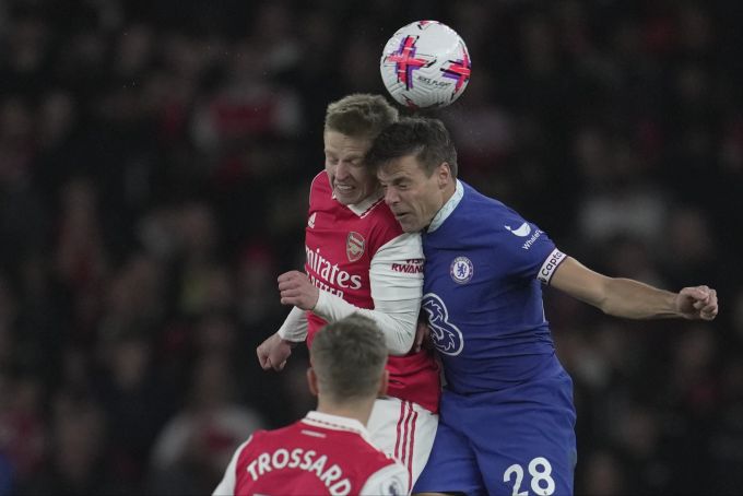 Cesar Azpilicueta (Chelsea) gegen Oleksandr Zinchenko (Arsenal) in der Premier League. Arsenal Chelsea Premier League