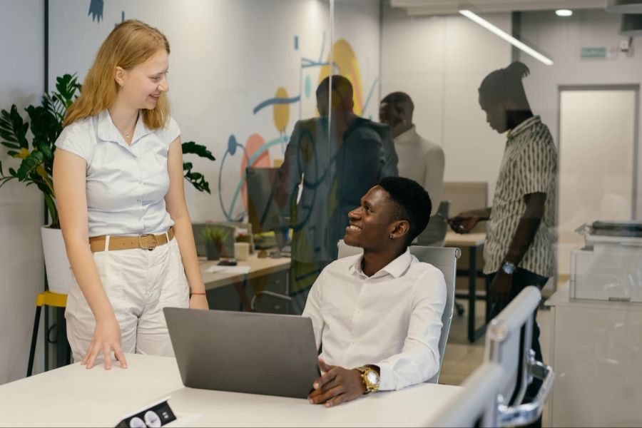 Mann Frau im Büro