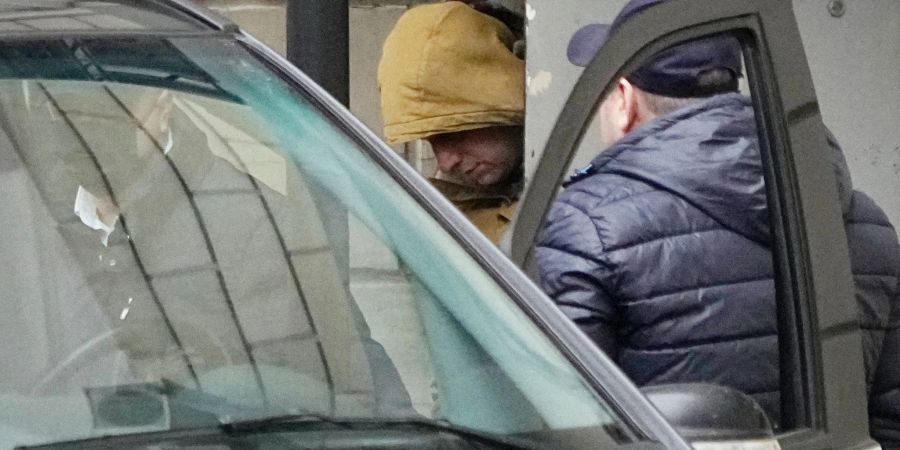 Evan Gershkovich wird von Beamten in Moskau zu einem Bus eskortiert. Ein russisches Gericht hat gegen den Korrespondenten vom «Wall Street Journal» Haftbefehl wegen angeblicher Spionage erlassen.