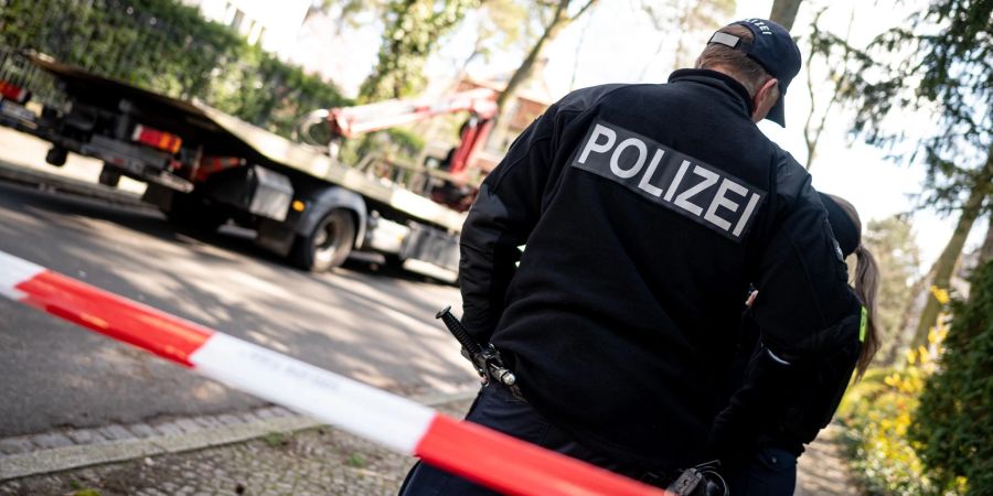 Nach der Messerattacke: Die Polizei hat den Tatort abgesperrt.