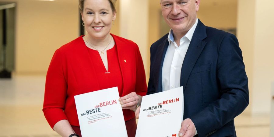Franziska Giffey und Kai Wegner stellen den Koalitionsvertrag vor.