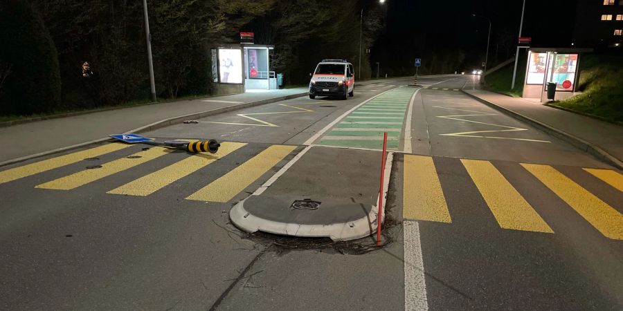 St. Gallen: Kollision mit Inselschutzpfosten