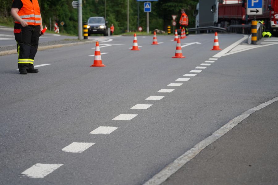 Der Unfall ereignete sich anlässlich eines Überholmanövers durch einen Motorradfahrer, welcher einen Reisebus kurz nach der Auffahrt Flüelen überholte.