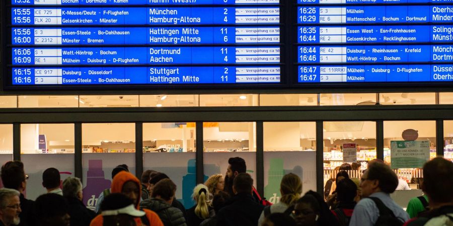 Zugverspätungen am Hauptbahnhof in Essen. Bei manchen Szenarien entfällt künftig der Entschädigungsanspruch.