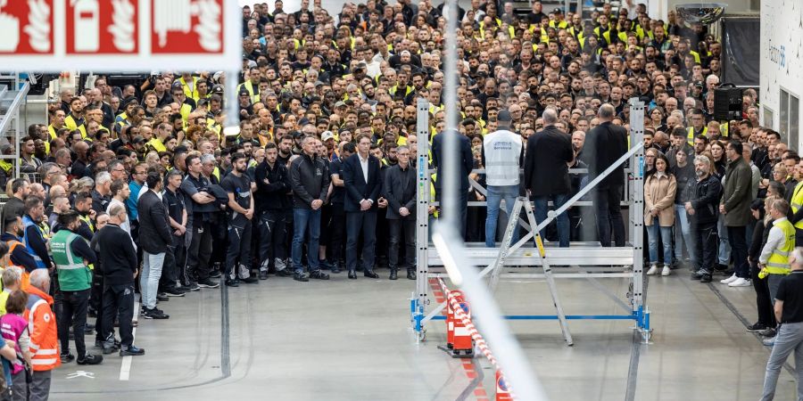 Auf dem Mercedes-Benz-Werksgelände in Sindelfingen findet eine Schweigeminute für die Opfer statt.