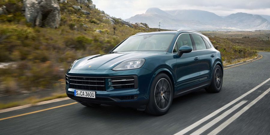Porsche frischt seinen SUV-Dauerbrenner Cayenne noch mal auf - parallel wird aber auch an einer rein elektrischen Neuauflage gearbeitet.