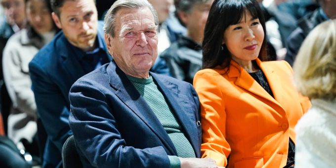 Schröder-Kim und ihr Ehemann waren zuletzt in die Kritik geraten, weil sie an einem Empfang in der russischen Botschaft zum Jahrestag des Sieges über Nazi-Deutschland teilgenommen hatten. Schröder-Kim und ihr Ehemann waren zuletzt in die Kritik geraten, weil sie an einem Empfang in der russischen Botschaft zum Jahrestag des Sieges über Nazi-Deutschland teilgenommen hatten.