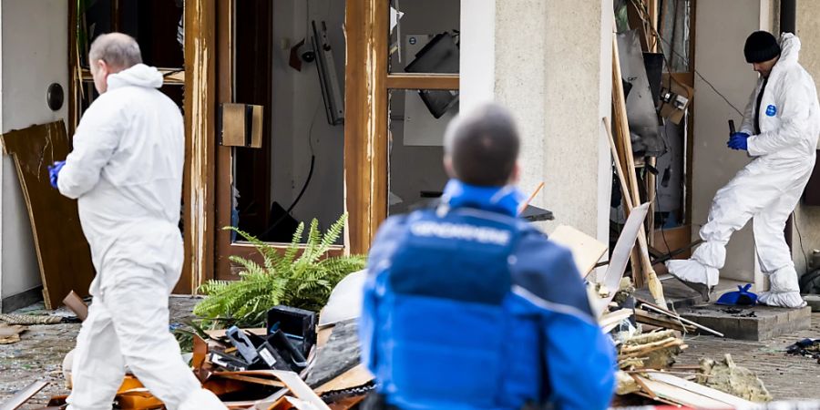 Polizeiliche Spurensicherung nach einer Bankomat-Sprengung im Kanton Waadt. Die Zahl solcher krimineller Anschläge hat in den vergangenen Jahren sprunghaft zugenommen. (Archivbild vom Februar 2023)