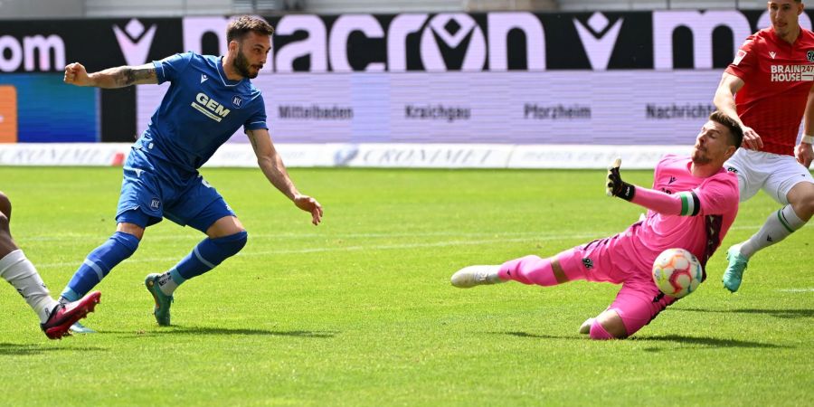 Fabian Schleusener (l) liess beim zweiten KSC-Treffer 96-Torwart Ron-Robert Zieler keine Chance.