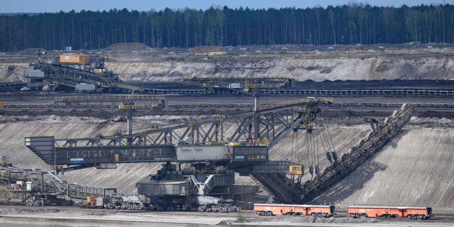 Die Abraumförderbrücke F60 legt im Tagebau Nochten mit Eimerkettenbaggern das Flöz frei.