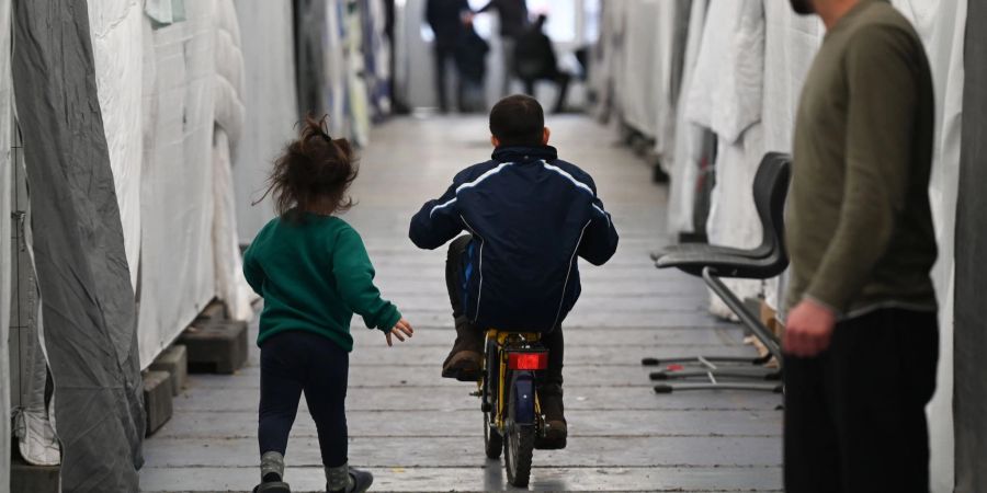 Flüchtlinge in einem Zelt einer provisorischen Flüchtlingsunterkunft in Hessen.