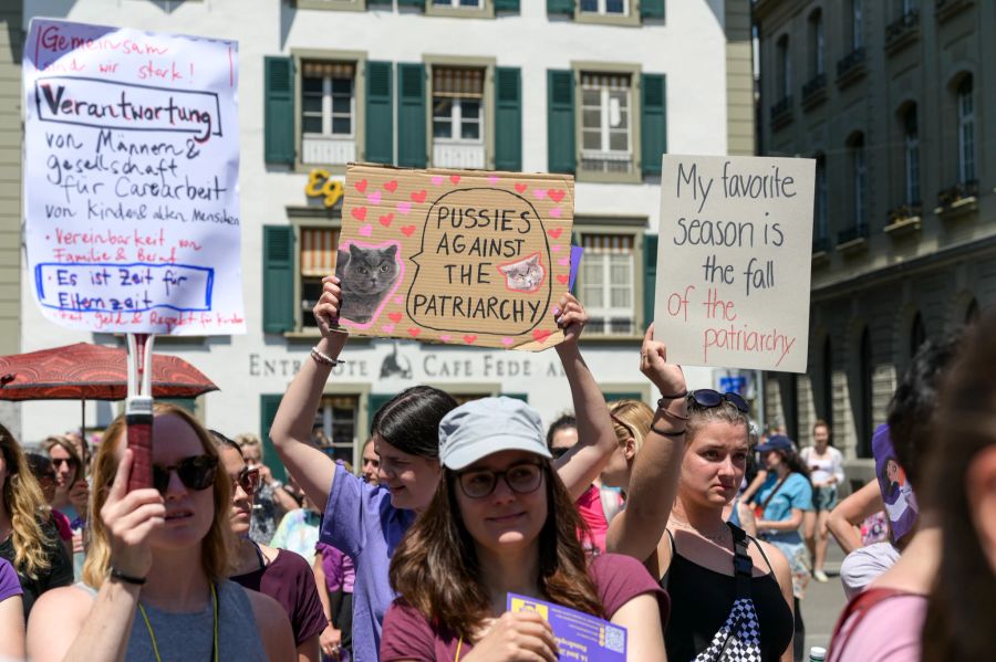 Mit Plakaten wird für die Gleichberechtigung protestiert.