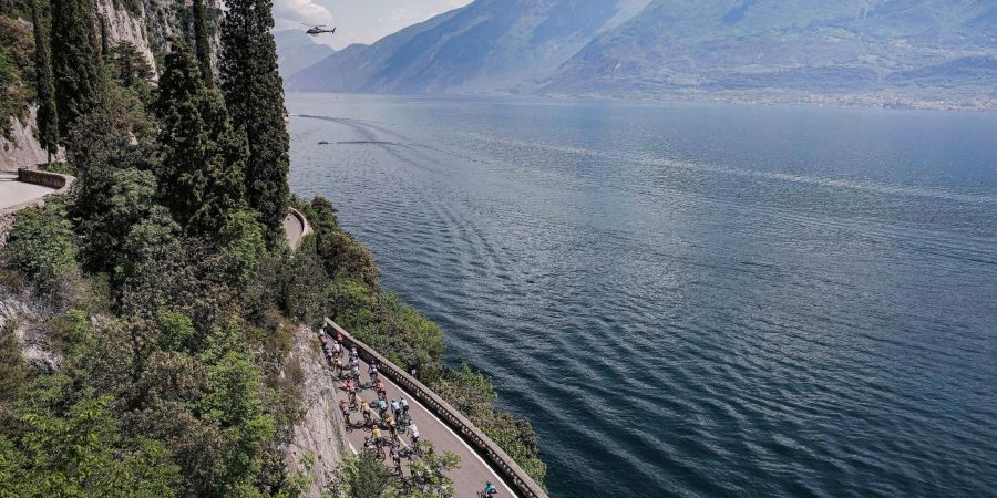 Radfahrer bei Radrennen bei der 16. Etappe des Giro d'Italia 2023 von Sabbio Chiese nach Monte Bondone. Nach einer monatelangen Trockenperiode hat es in Norditalien in den vergangenen Wochen häufig und teils sehr intensiv geregnet.