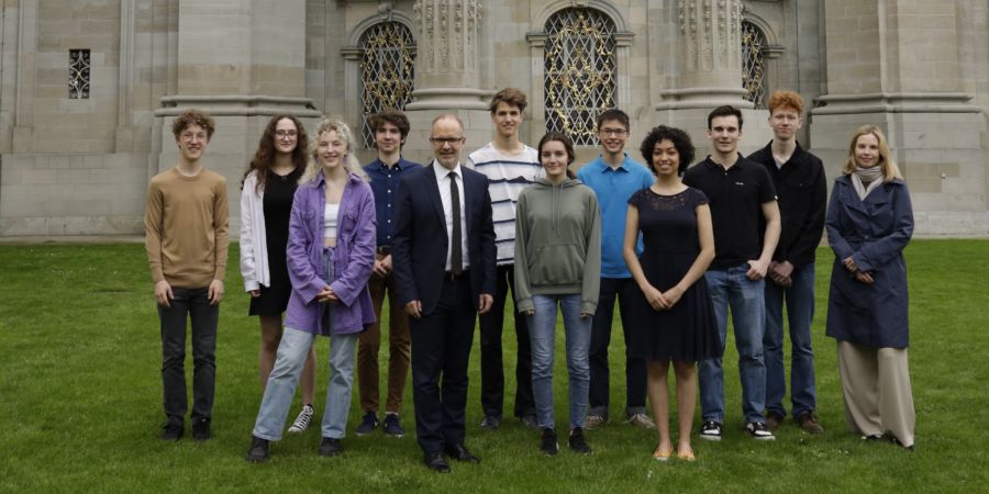 Regierungsrat Stefan Kölliker mit den gewürdigten Gymnasialschüler