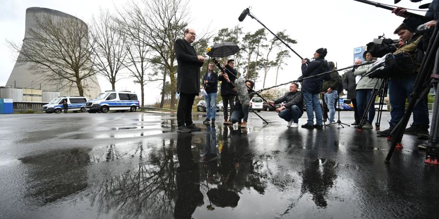 Mit der Trennung der Kernkraftwerke Isar 2, Neckarwestheim und Emsland vom Stromnetz geht heute die Ära der kommerziellen Stromerzeugung mit Atomkraftwerken in Deutschland zu Ende.