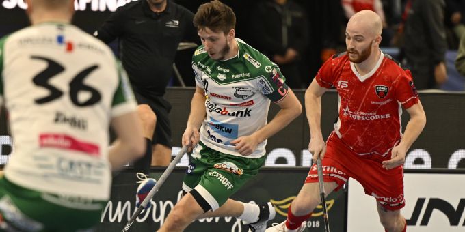Wilers Michal Dudovic, links, gegen Jan Zaugg, rechts, von Köniz beim Superfinal im Unihockey. Unihockey