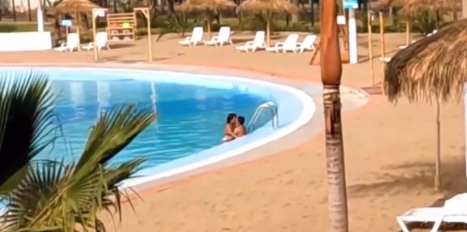Das Paar wurde beim Sex gefilmt. Paar Sex Pool