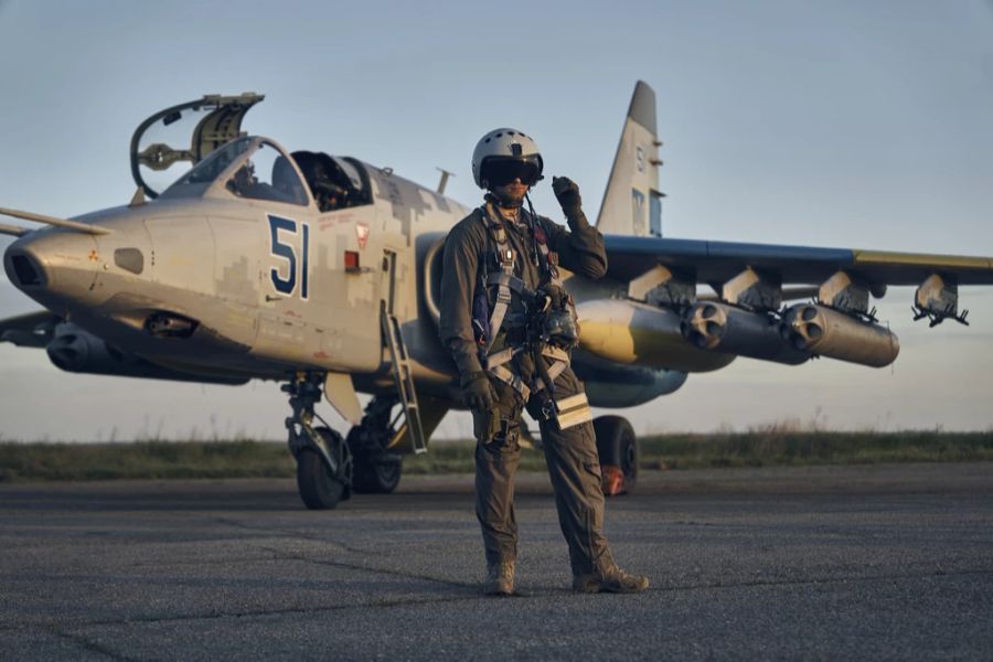 Laut Militärexperte Albert Stahel fehlt es der Ukraine an modernen Kampfflugzeugen, um die russischen Erdkampfflugzeuge und Kampfhelikopter abschiessen zu können. (Symbolbild)