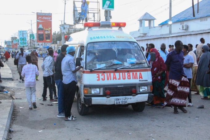 Ein Krankenwagen aus Mogadischu befördert die Opfer des Anschlags. mogadischu