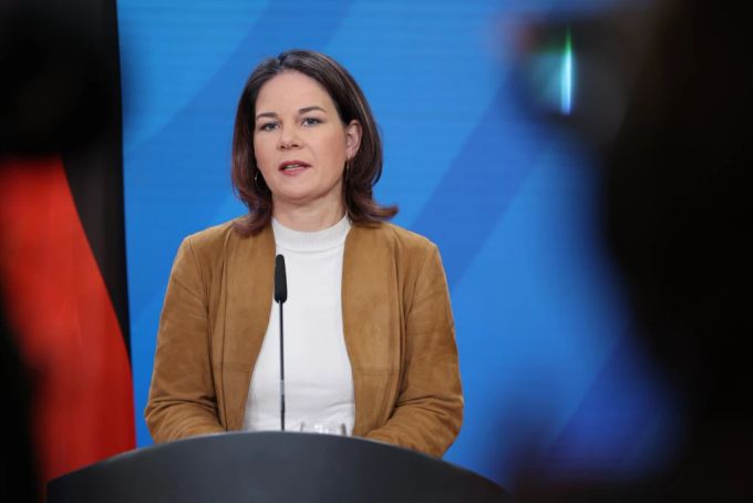 Anna-Lena Baerbock sprach ein ernstes Wort wegen der Übertragen der Fußball-Weltmeisterschaft der Frauen. fußball-weltmeisterschaft der Frauen