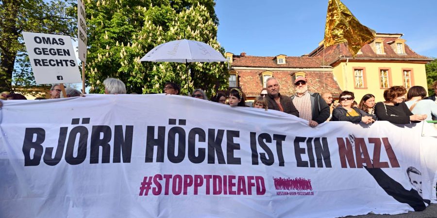 Teilnehmer einer Demonstration unter dem Motto „Stoppt die AfD!“ am Theaterplatz in Weimar während einer Kundgebung der AfD.