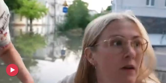 Lauter Knall - BBC-Reporter flüchten während Interview vor Russen