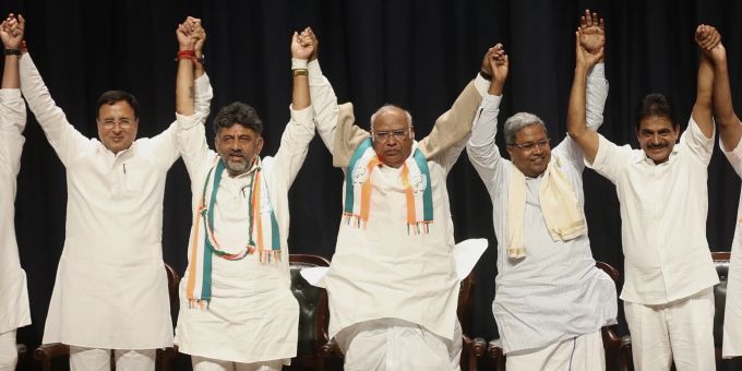 Der Generalsekretär des indischen Kongresses, Randeep Singh Surjewala (L), der Präsident des indischen Kongresses, Mallikarjun Kharge (C), mit dem führenden Kongressabgeordneten D K Shivkumar (2-L) und Siddaramaiah (2-R) mit dem Kongressabgeordneten KC Venugopal (R) während der Pressekonferenz der Kongresspartei und der Feierlichkeiten zum Sieg der Partei bei den Parlamentswahlen in Karnataka. Karnataka