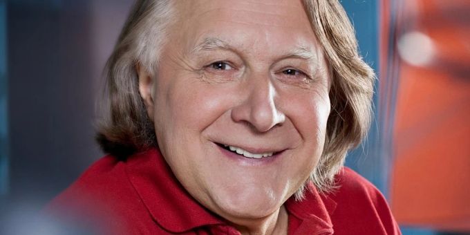 Seit 1997 kommentierte Peter Urban im deutschen TV den ESC. Seit 1997 kommentierte Peter Urban im deutschen TV den ESC.