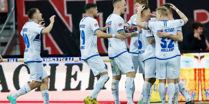 Die Darmstädter bleiben auch nach dem 26. Spieltag an der Tabellenspitze. Die Darmstädter bleiben auch nach dem 26. Spieltag an der Tabellenspitze.