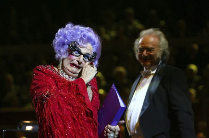Barry Humphries bei der Verkörperung von Dame Edna. Barry Humphries