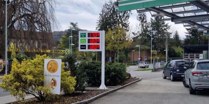 Dorfleben: In Liebefeld BE kostet ein Liter Diesel nur noch 1,80 Franken. Dorfleben Diesel Liebefeld