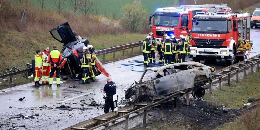 Ein ausgebrannter Pkw und ein weiteres verunfalltes Fahrzeug stehen an der Unfallstelle auf der B247. Der mutmassliche Todesfahrer von Bad Langensalza hatte 1,3 Promille im Blut.