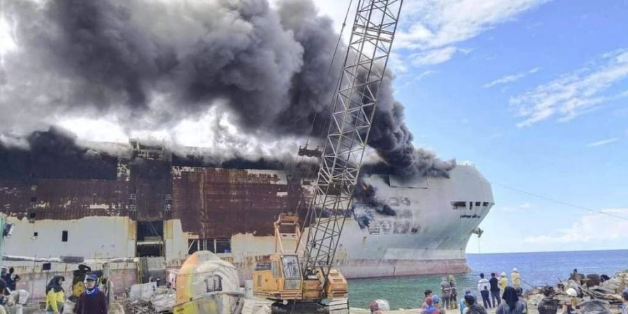 HANDOUT - Dieses von der philippinischen Küstenwache zur Verfügung gestellte Foto zeigt ein Feuer an Bord der «MV Diamond Highway» vor der Küste von Lapu-Lapu City. Foto: Uncredited/PHILIPPINE COAST GUARD/AP/dpa - ACHTUNG: Nur zur redaktionellen Verwendung im Zusammenhang mit der aktuellen Berichterstattung und nur mit vollständiger Nennung des vorstehenden Credits