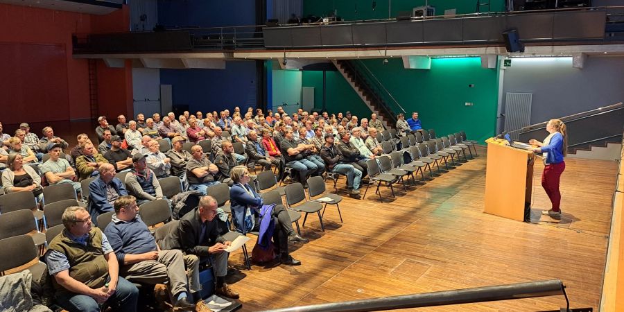 Viele Menschen in einem Saal