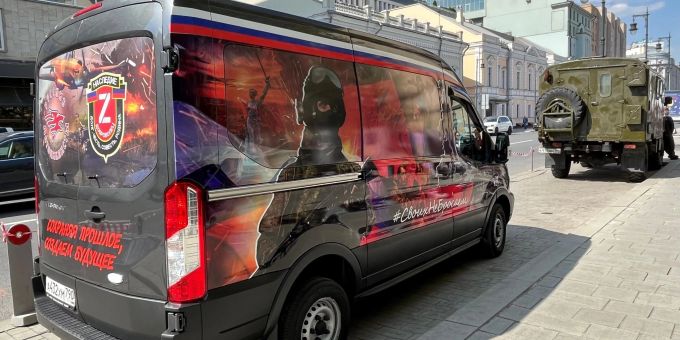 Ein Infomobil im Zentrum der russischen Hauptstadt wirbt für den Kriegsdienst in der Ukraine. Ein Infomobil im Zentrum der russischen Hauptstadt wirbt für den Kriegsdienst in der Ukraine.