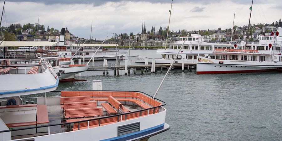vierwaldstättersee bord dampfschiff passagier